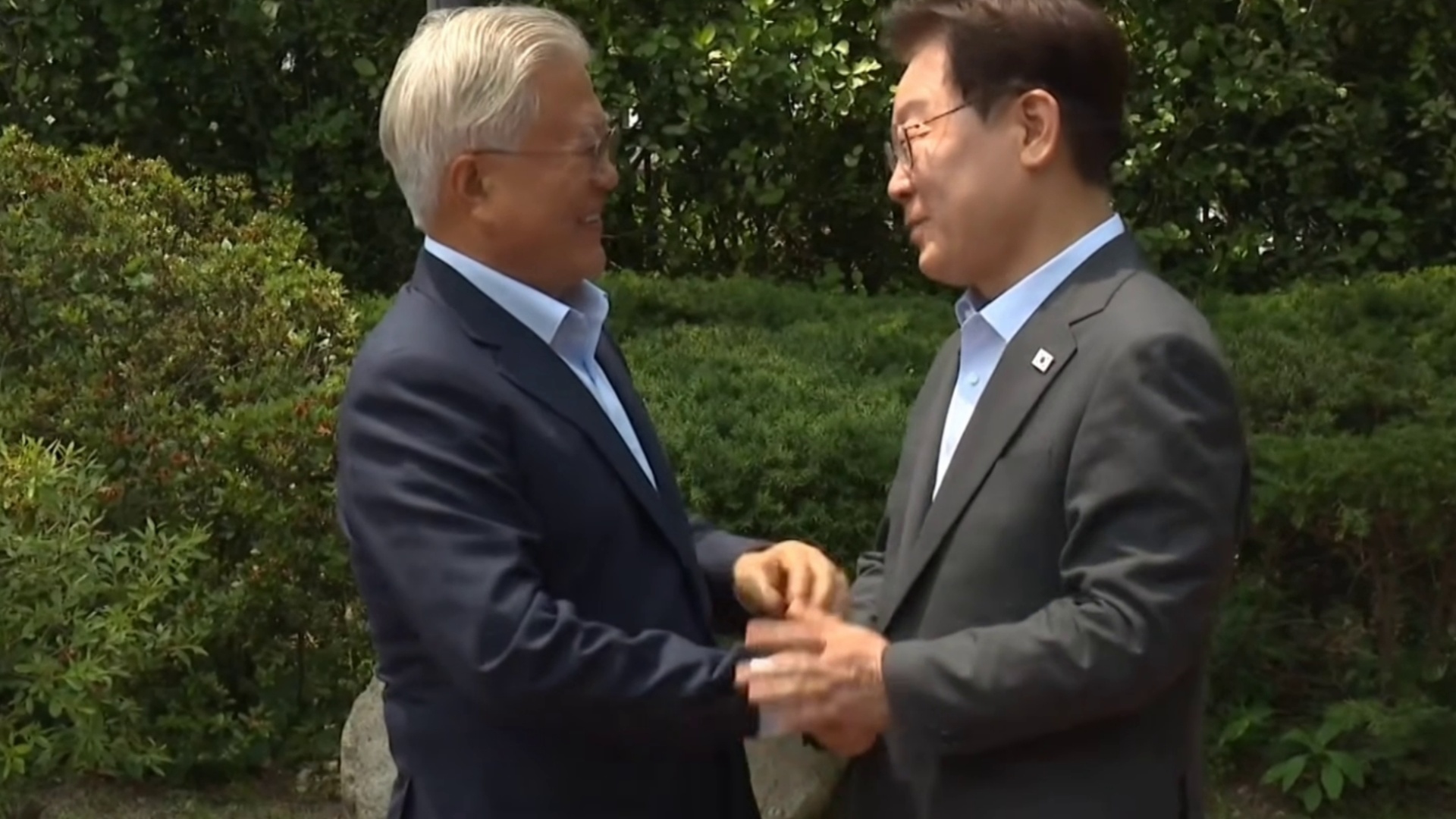 展现党内团结？李在明与文在寅在青瓦台会面，两人握手拥抱，一起吃拌饭、年糕