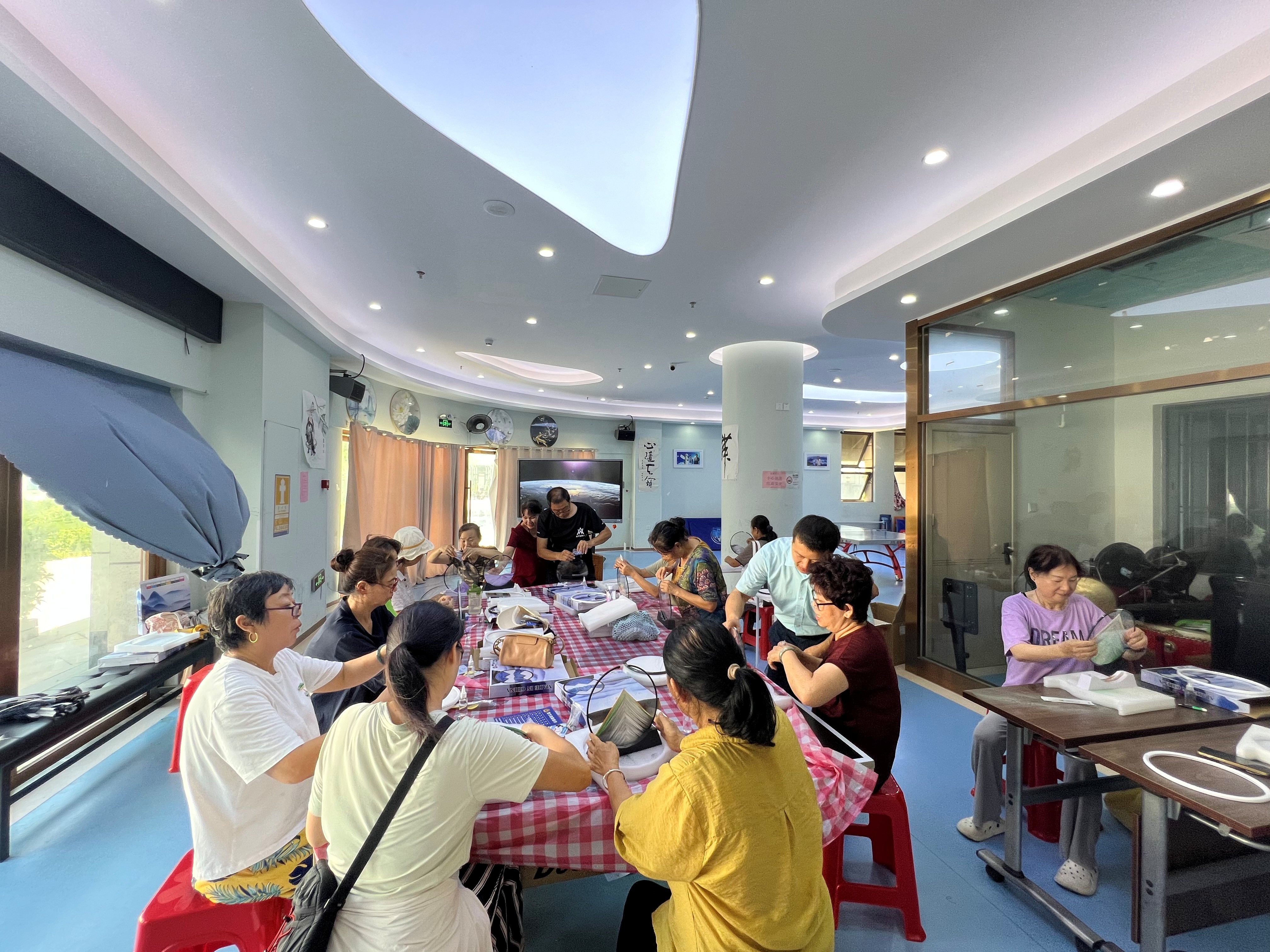 沙画连邻里,防诈暖夕阳 ——福中福社区玻璃沙画DIY暨金融防诈宣传活动圆满举行