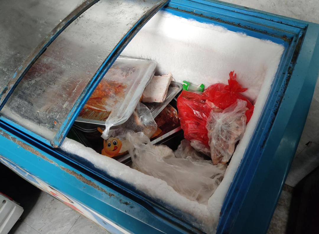 冰柜结厚霜、食材乱堆放！贵溪公布网络餐饮“红黑榜”点餐别踩坑(图1)