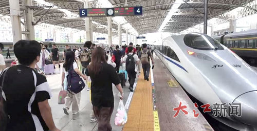 南昌站内旅客乘动车出行。