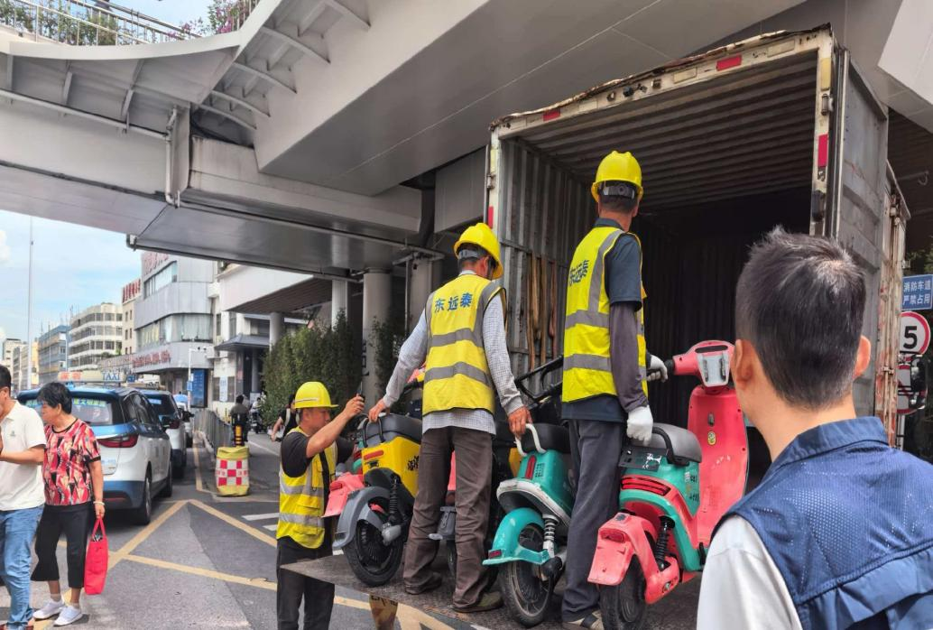 规范停放秩序,消除安全隐患——龙珠社区多部门联动整治共享二轮电动车