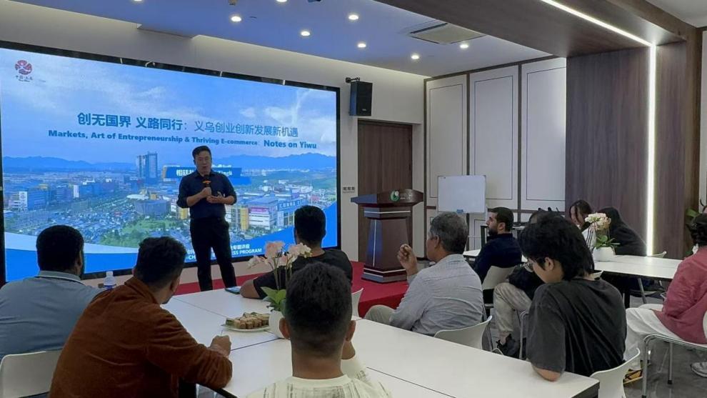 (图为公司邀请义乌工商学院创新创业导师为外籍人员开展创业讲座，并听取保险服务建议)