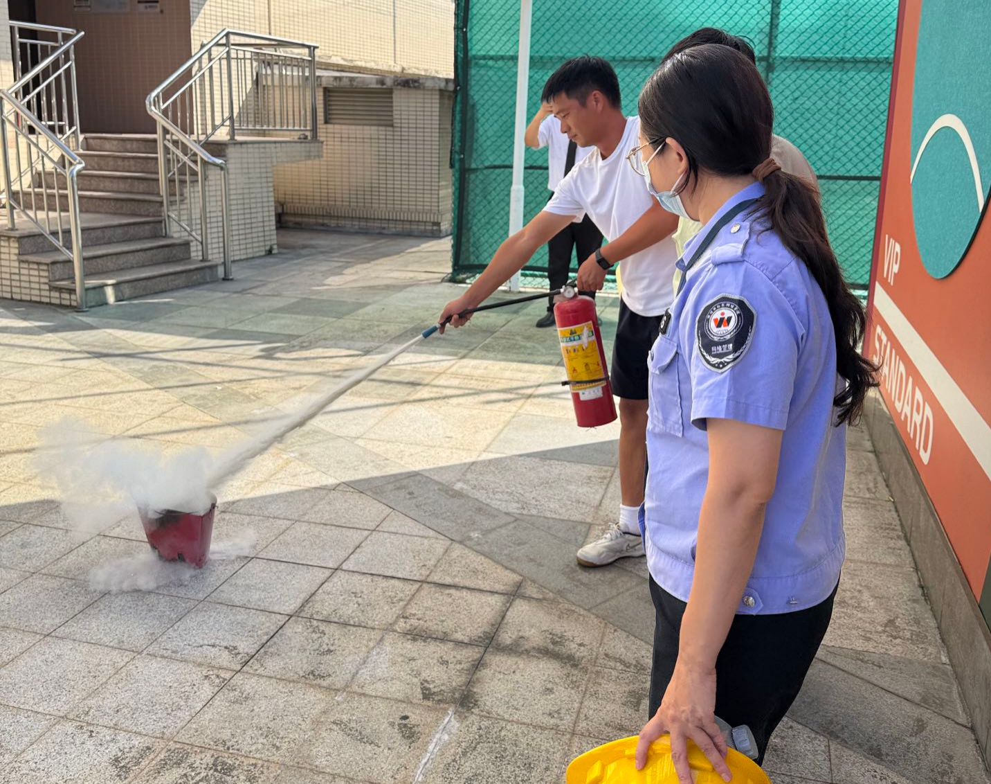 深圳宝安西乡龙腾社区:教培机构消防实操开课,手把手教你用灭火器