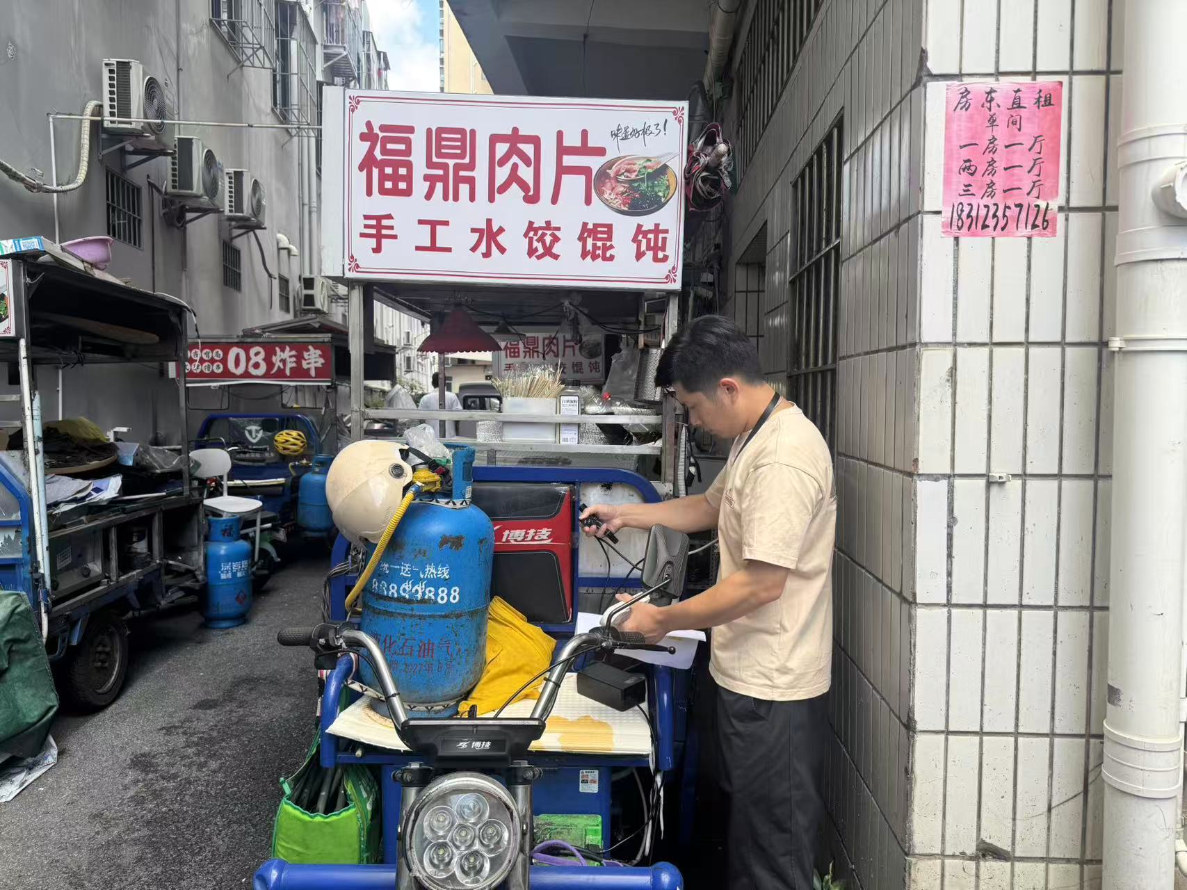 西乡街道盐田社区联合应急办开展充电柜安全整治 查封隐患设备守牢消防安全底线