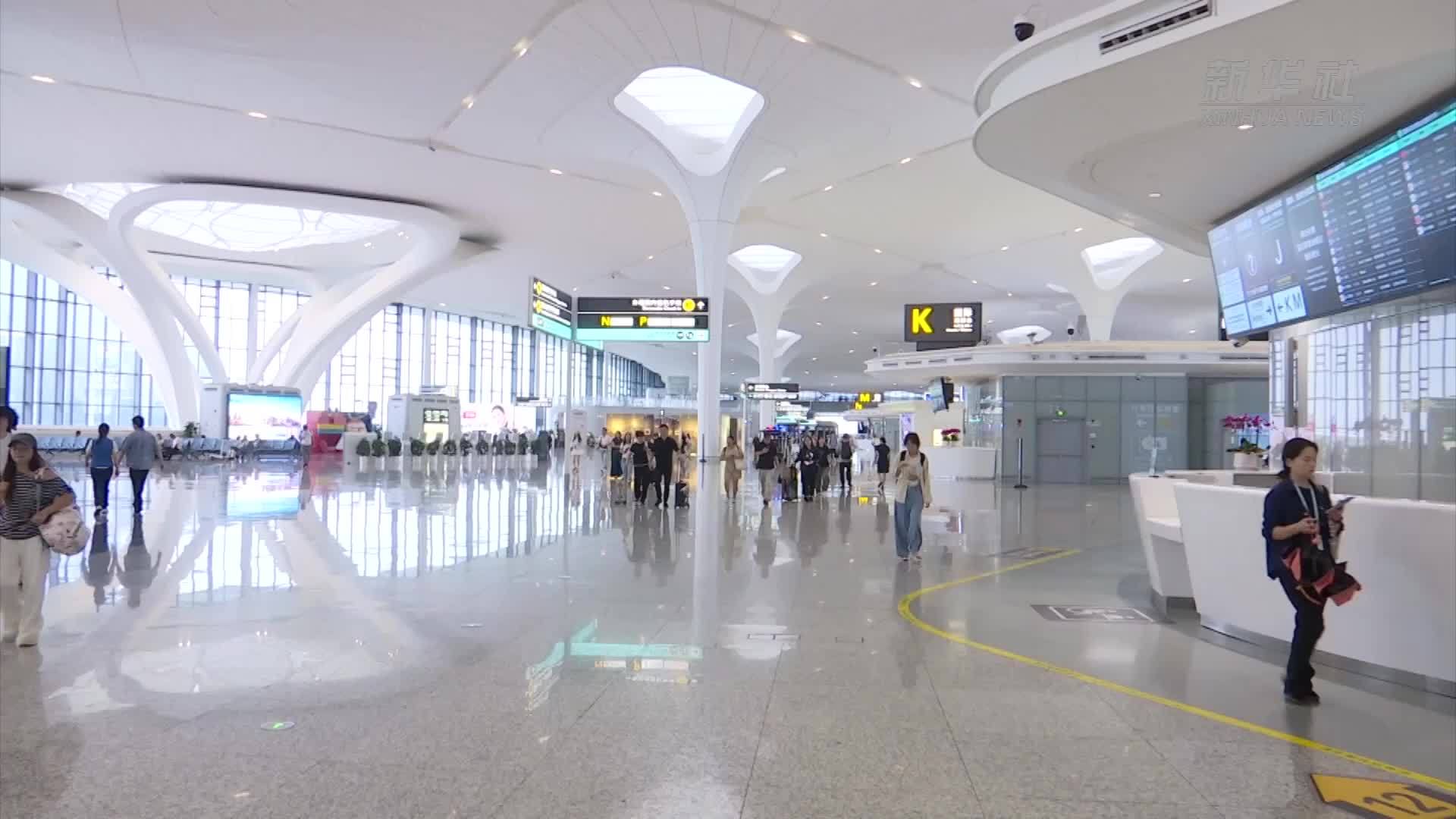 暑运启动  杭州空港口岸迎来出入境客流高峰