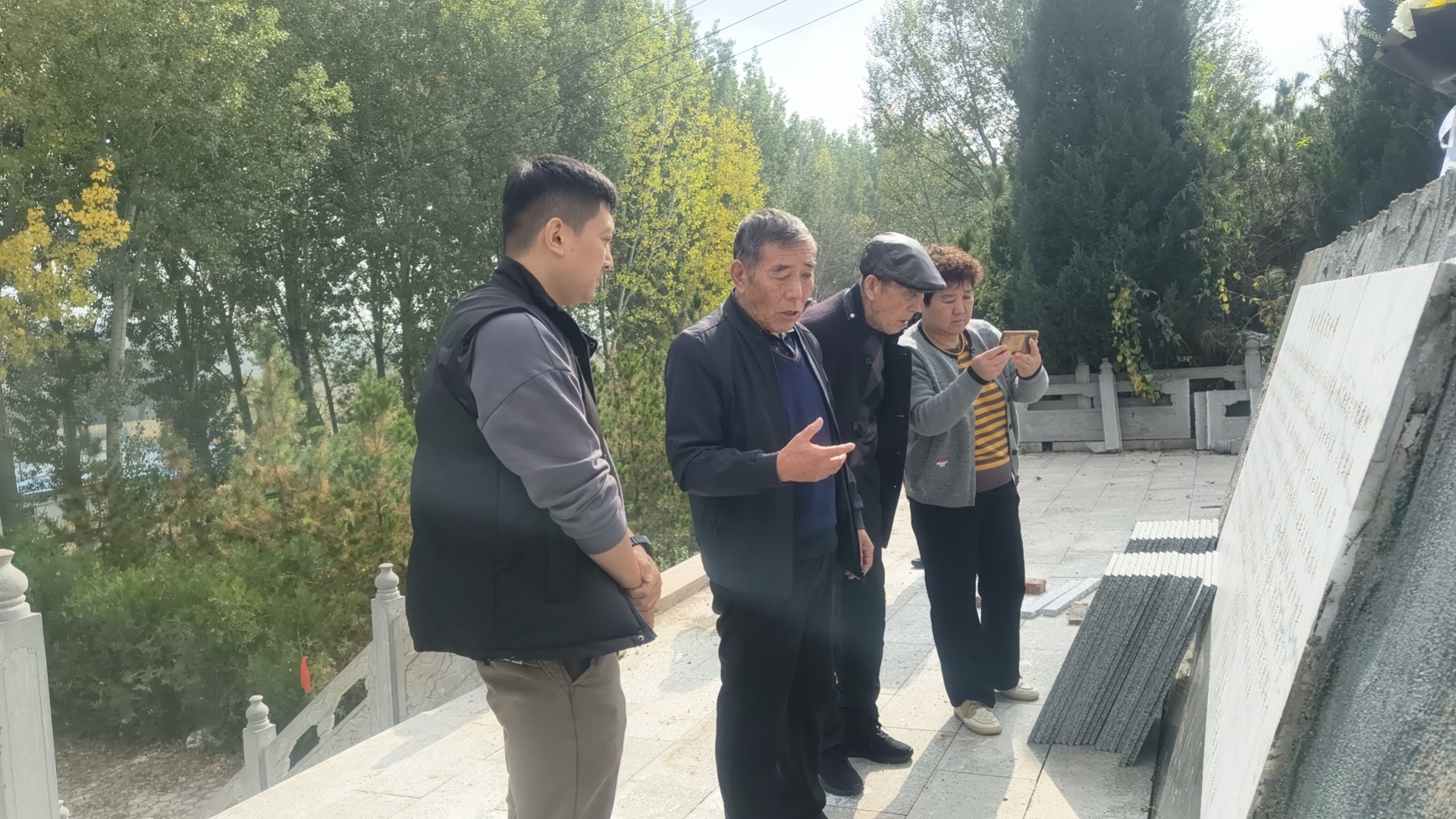 贾希章烈士的家人瞻仰团城突围战纪念碑