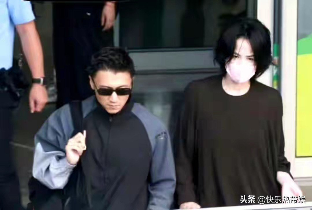谢霆锋王菲牵手返京，中年夫妻默契同行，感情如初率性自在
