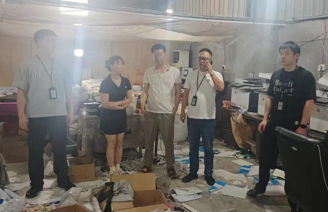 【夏打行动】教科书也敢造假?钢城公安雷霆出击,斩断盗版产销链!.jpg