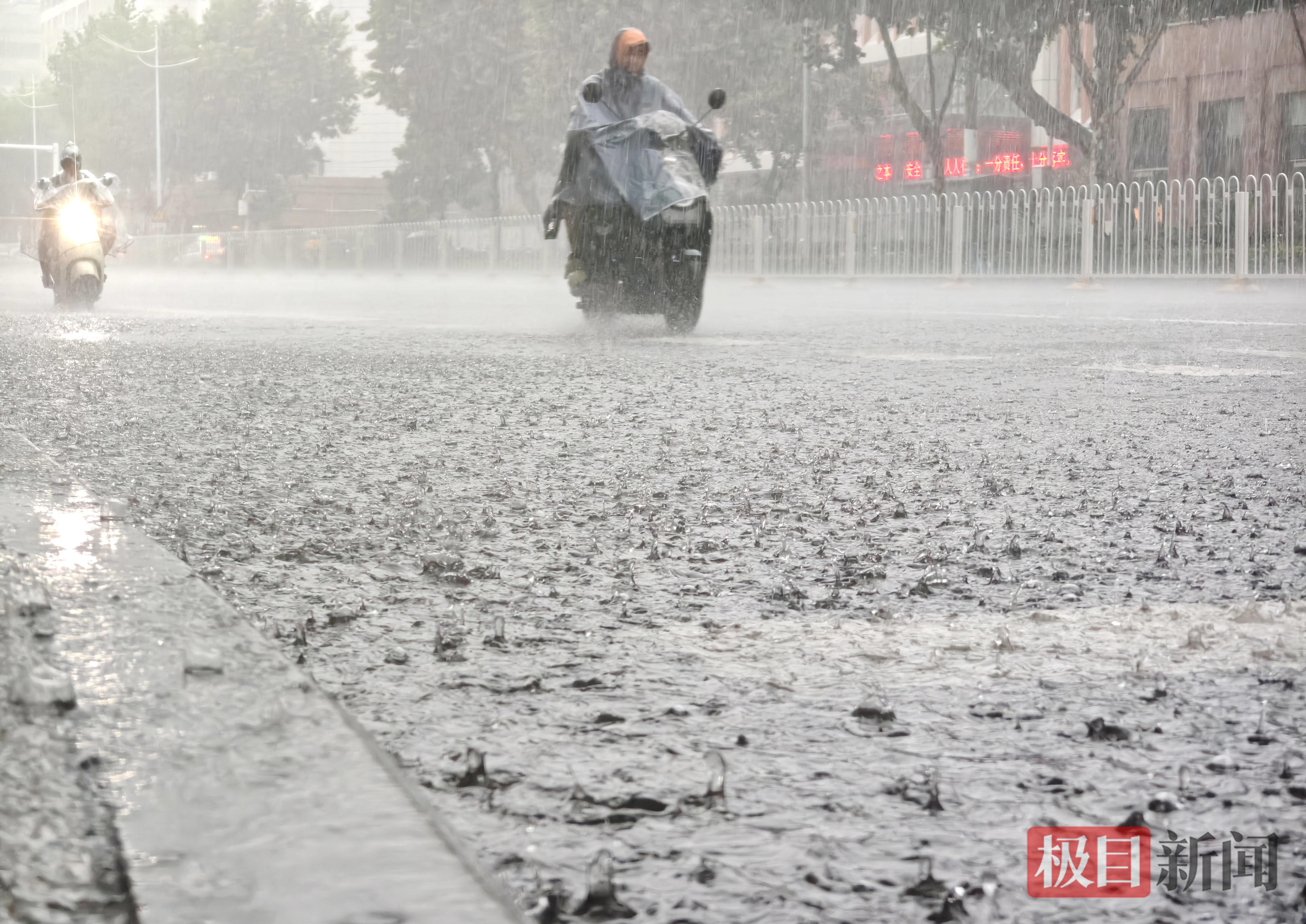 武汉街头开启“泼水模式”