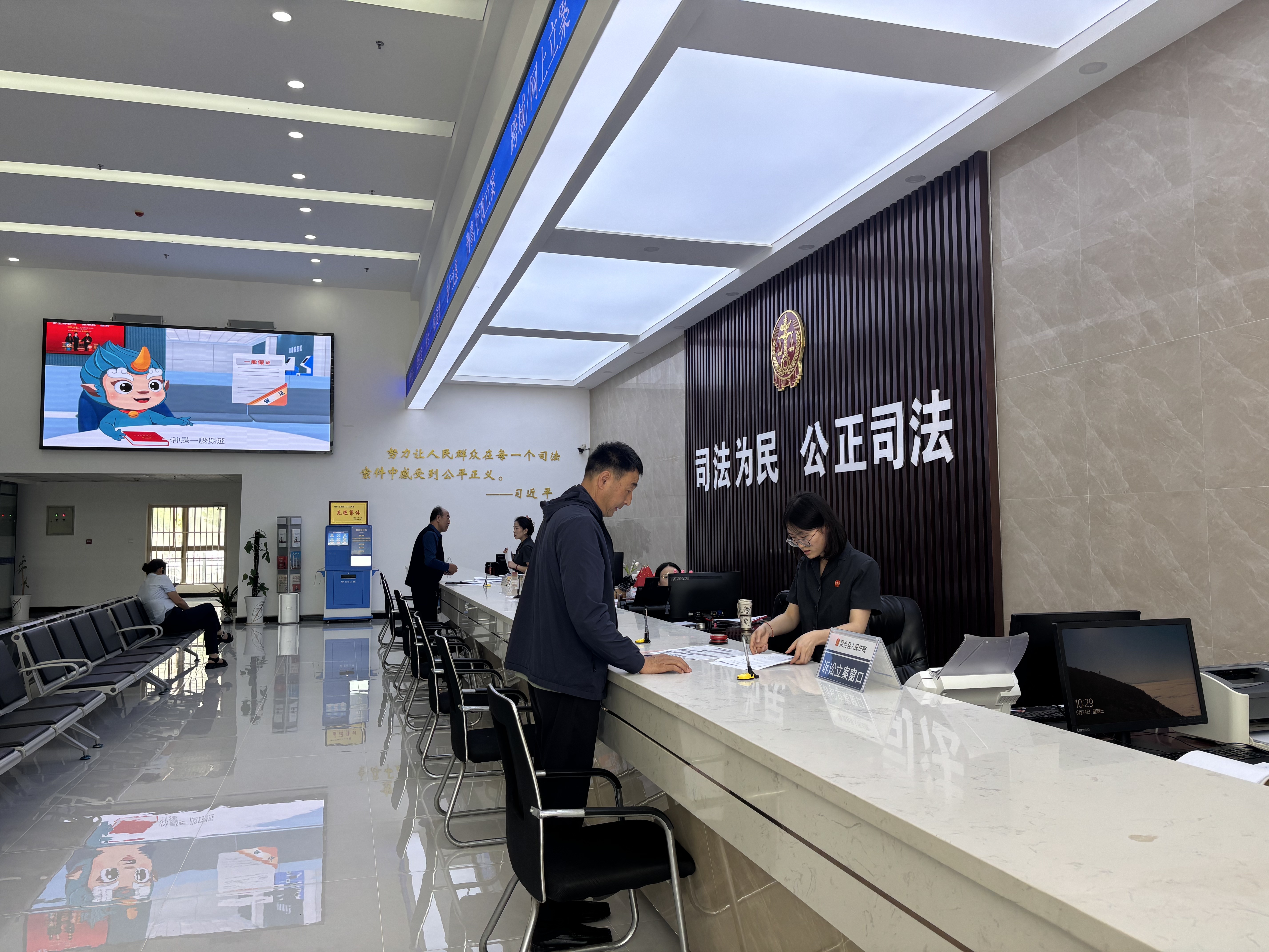 (图片为灵台县人民法院诉讼服务中心)