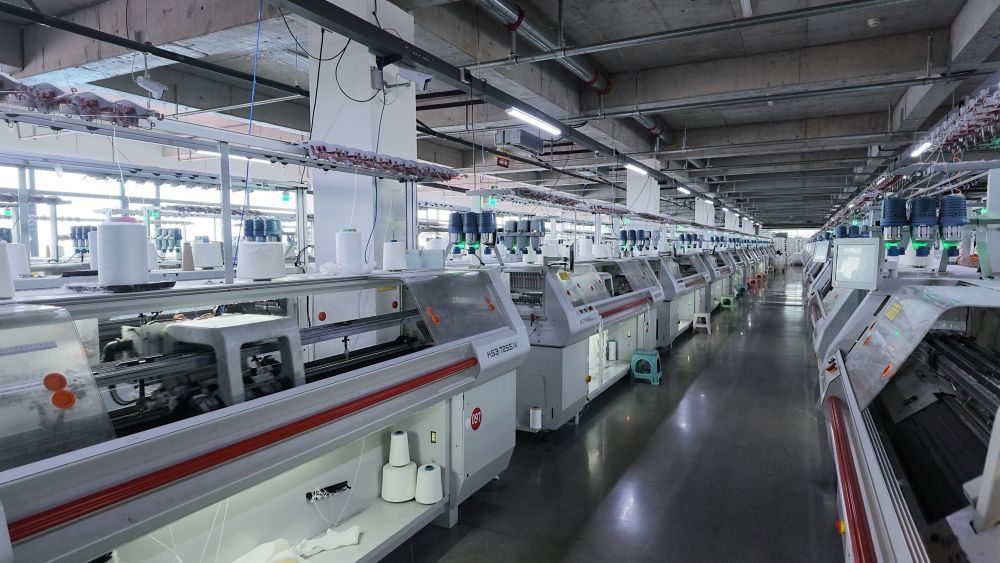 6月26日，河北省邢台市清河县国际羊绒高端针织产业园一线成型电脑横机正在生产羊绒制品。新华社记者龚璟璐 摄