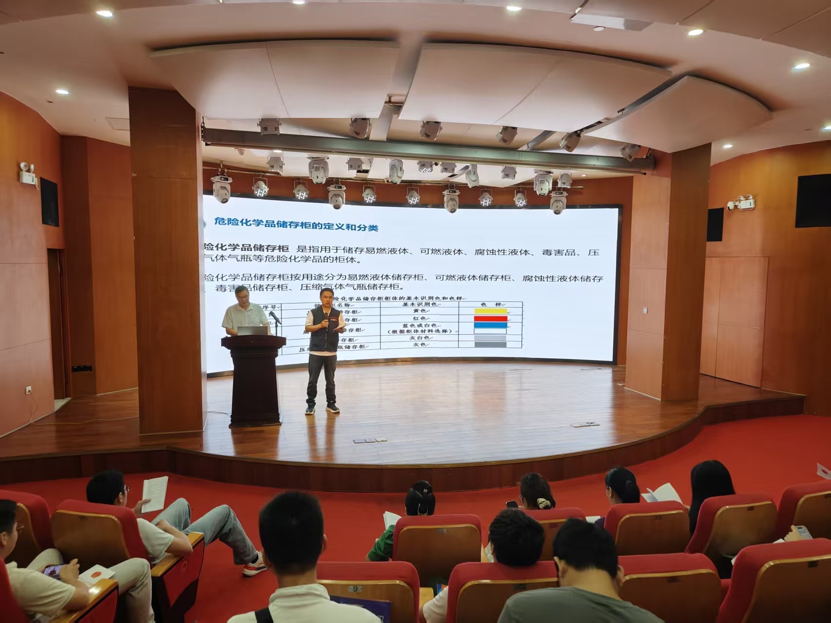 学法明责守底线,以法护航筑平安——西乡街道应急管理办组织开展《中华人民共和国危险化学品安全法》专题贯宣活动