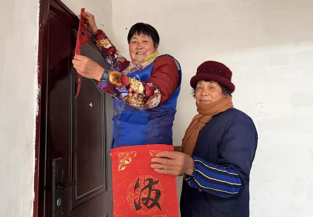 峰南社区老人之间互助同乐 陈舒晓供图