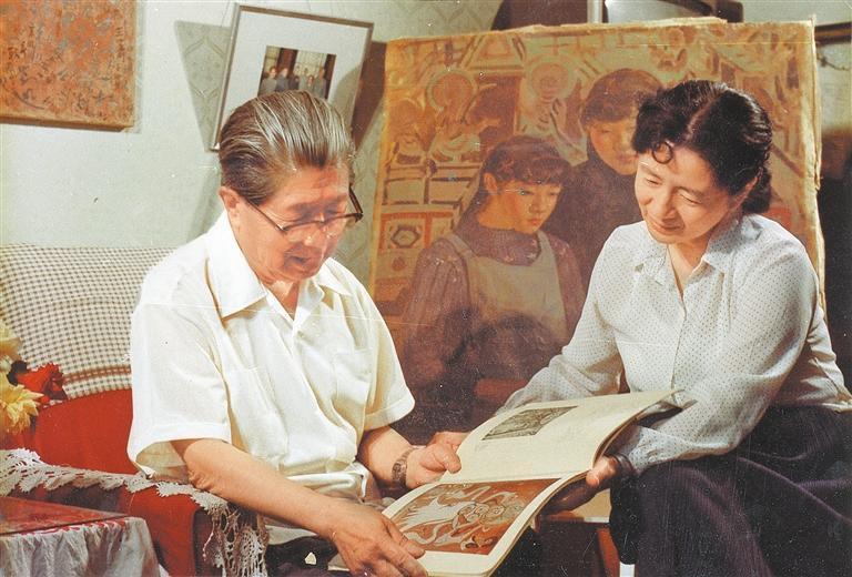 1986年，常沙娜与父亲常书鸿在北京家中仍离不开谈“敦煌”。