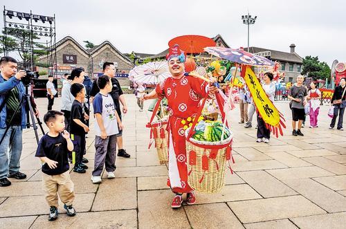 6月19日，秦皇岛市山海关区天下第一关景区，演员正在进行实景表演。