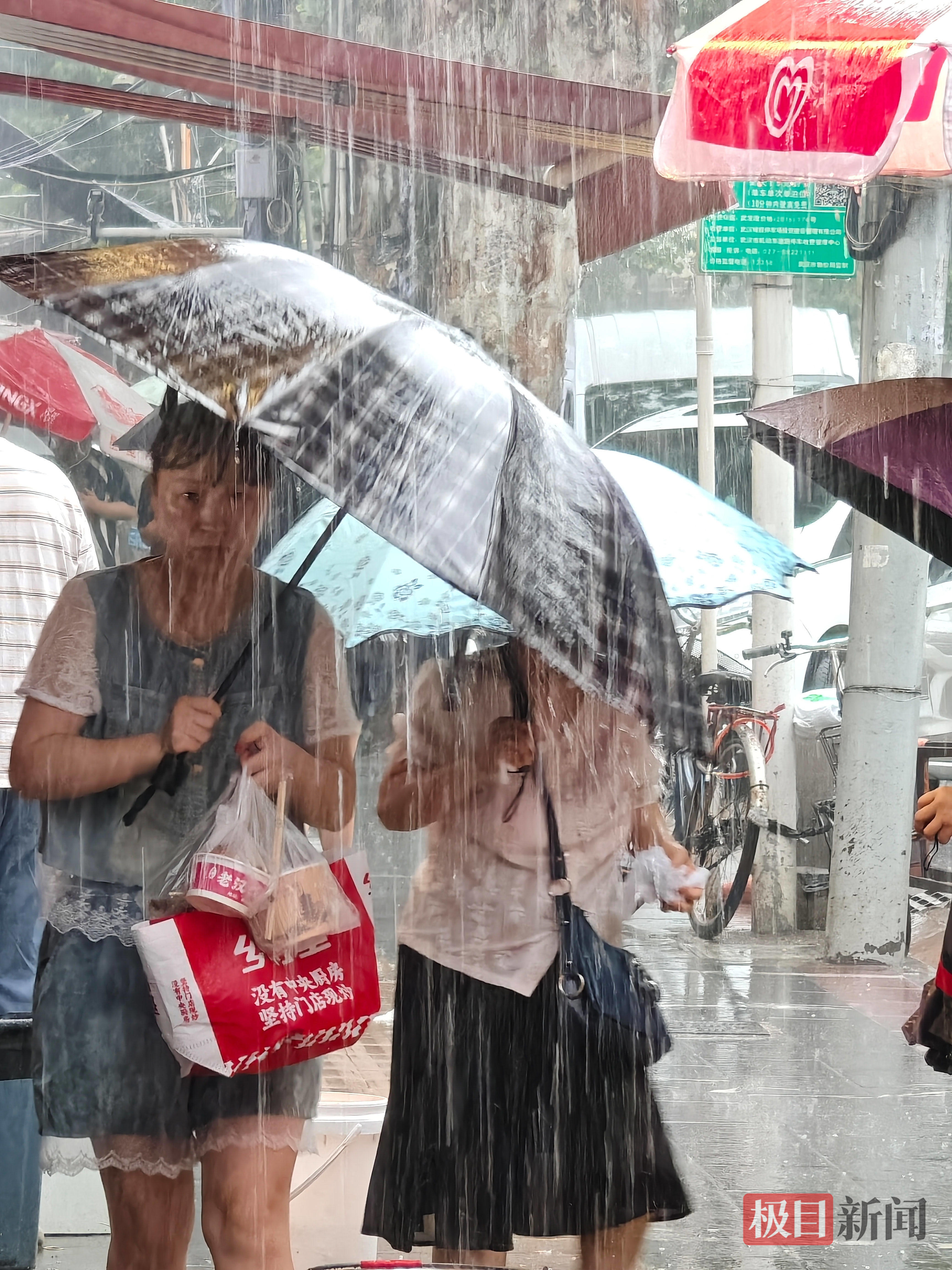 武汉街头开启“泼水模式”
