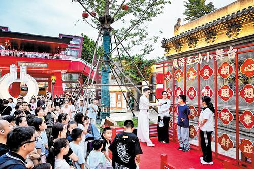 6月20日，游客在邯郸道历史文化街区参加成语互动活动。