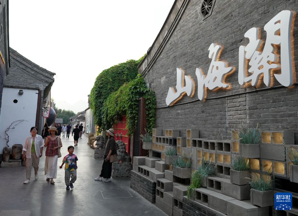 6月26日，游客在秦皇岛市山海关区关东胡同游览。