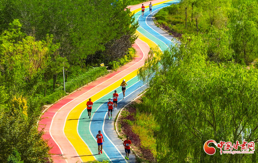 参加2026临泽马拉松赛的跑者,在奔跑中观赏临泽县彩虹康养谷的美丽风光。