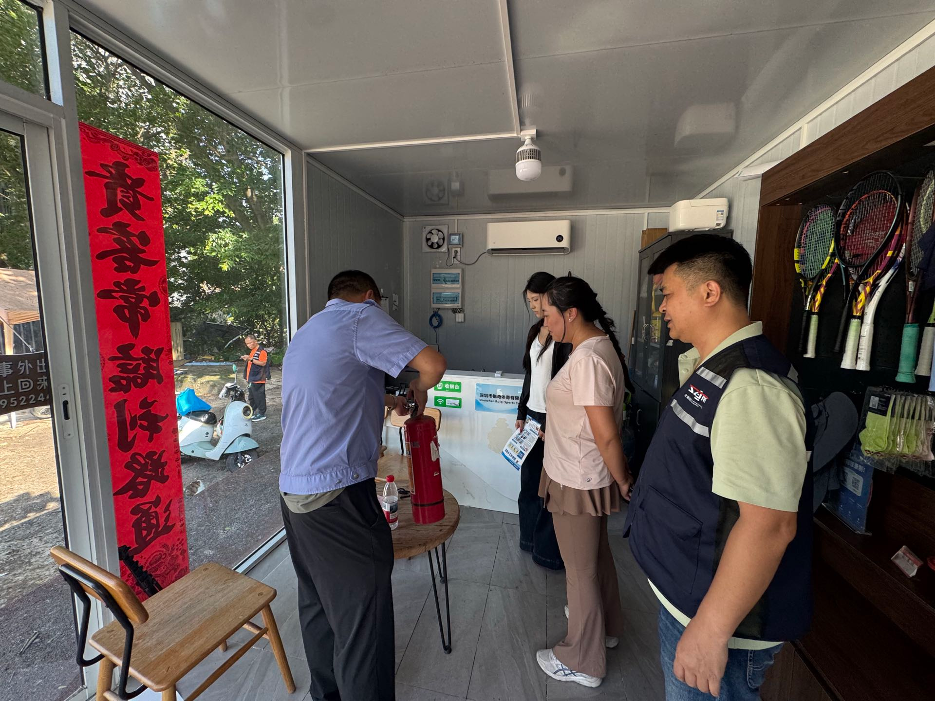 深圳宝安西乡龙腾社区:教培机构消防实操开课,手把手教你用灭火器