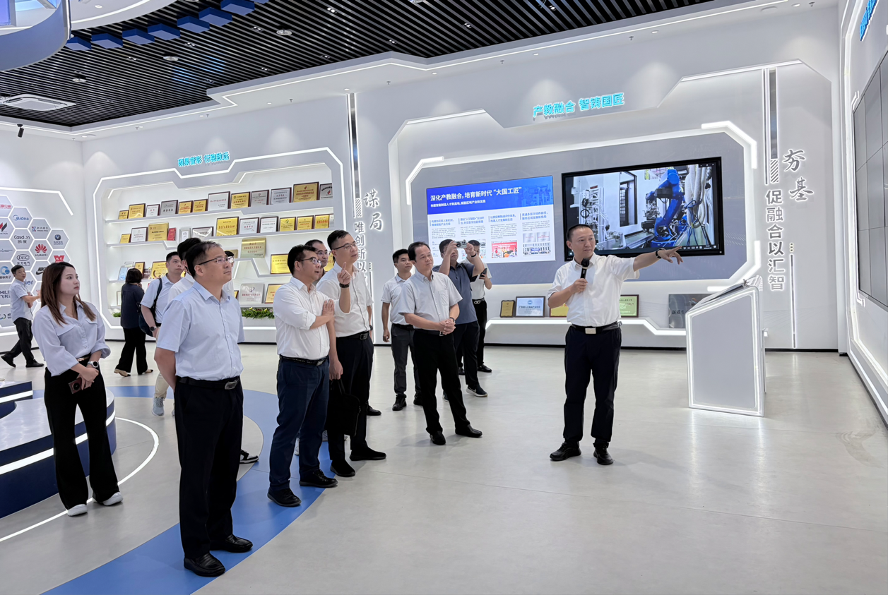 图为:与会代表参观佛山华数机器人有限公司
