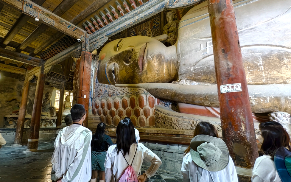 2026年6月2日,游客在甘肃省张掖市甘州区张掖大佛寺参观。新华社发(廖祖平 摄)
