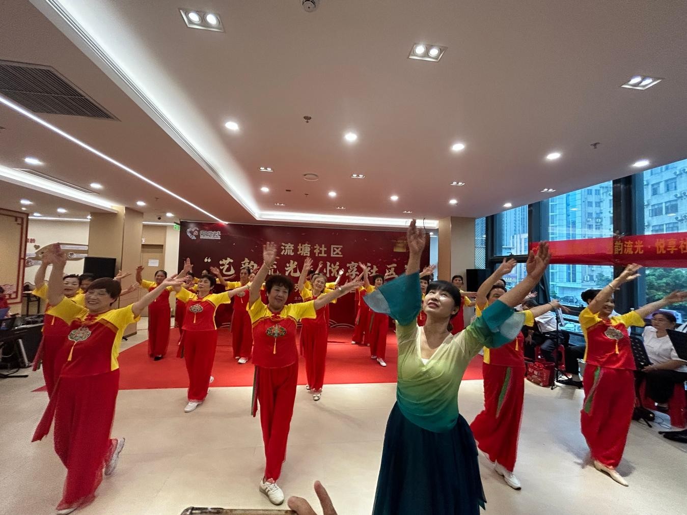 民生微实事润桑榆 银龄欢歌颂党恩——流塘社区长者歌舞培训成果汇演圆满落幕