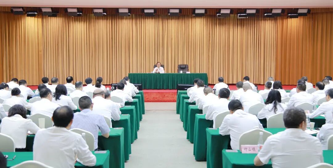 6月30日,区委书记周恩海为全区领导干部讲授树立和践行正确政绩观学习教育专题党课。.jpg