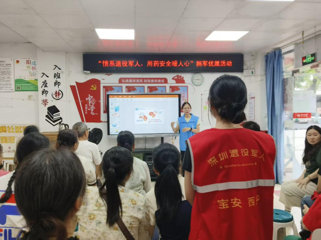 老兵与家属认真聆听健康科普讲座