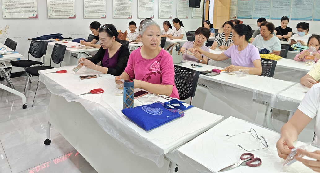 “蚝业益+润泽家园”进行时 ——宋锦DIY让志愿服务“活”起来