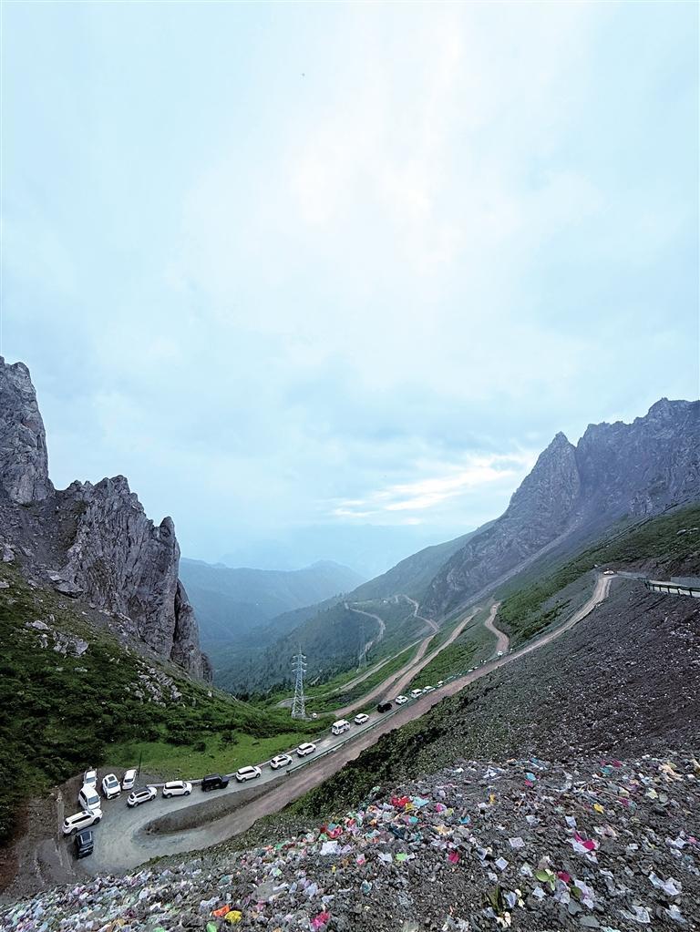博铁梁，海拔3456米，位于曲告纳镇与博峪镇交界处，高山草甸与原始森林相间，素有“云端牧场”之称，是“簪花之路”上的生态打卡地之一。新甘肃&middot;甘肃农民报记者　何成军　摄