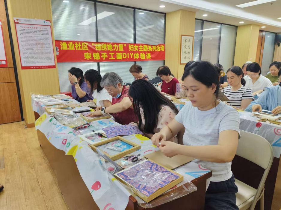 妇女动手制作