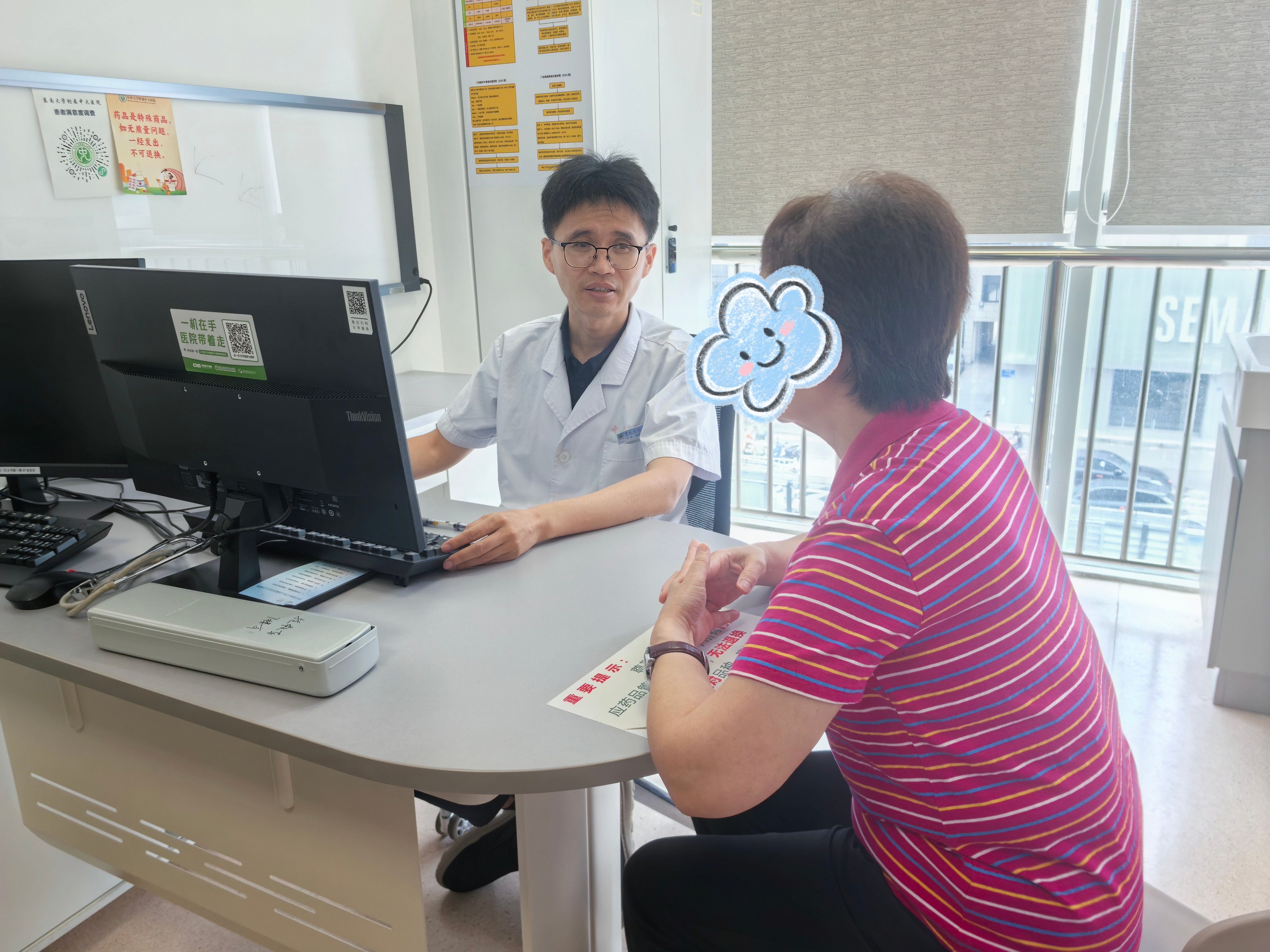 中大医院副院长、泌尿外科主任医师许斌教授为患者看诊