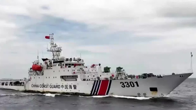 中国海警处置黄岩岛毗连区菲方侵权船只