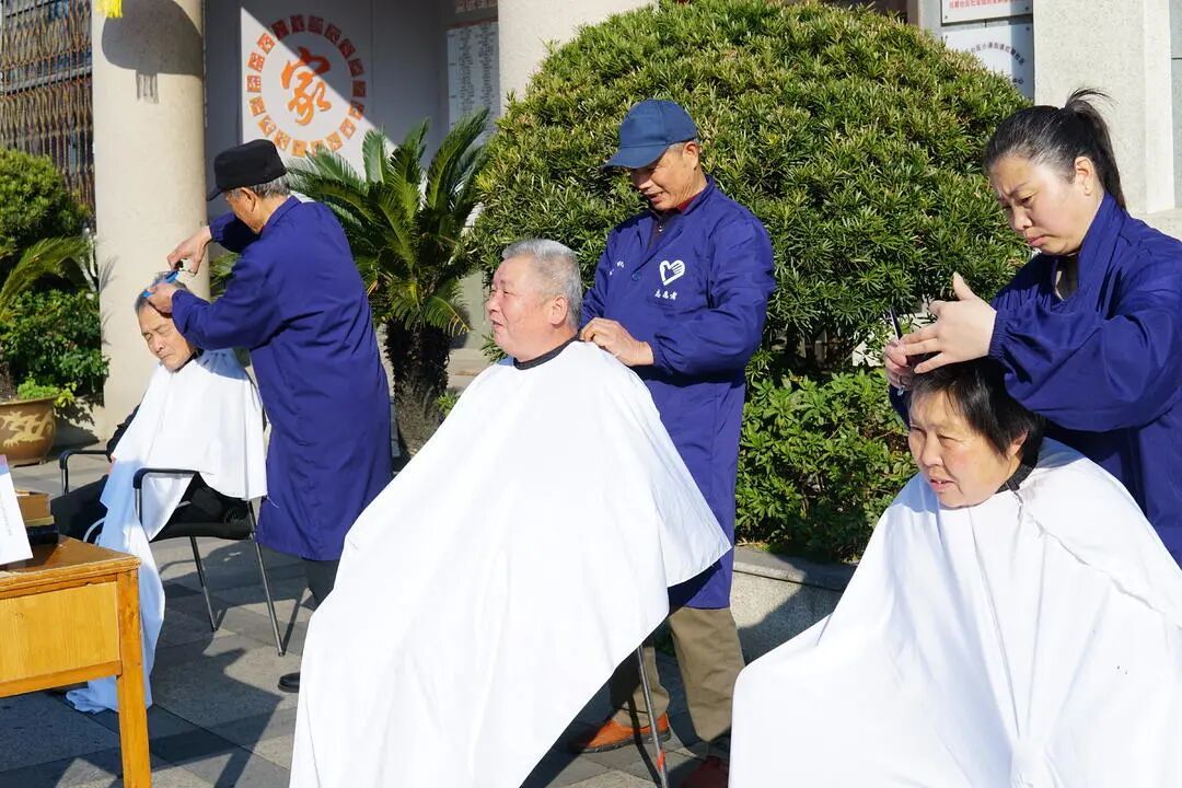 社区为老人爱心理发.jpg