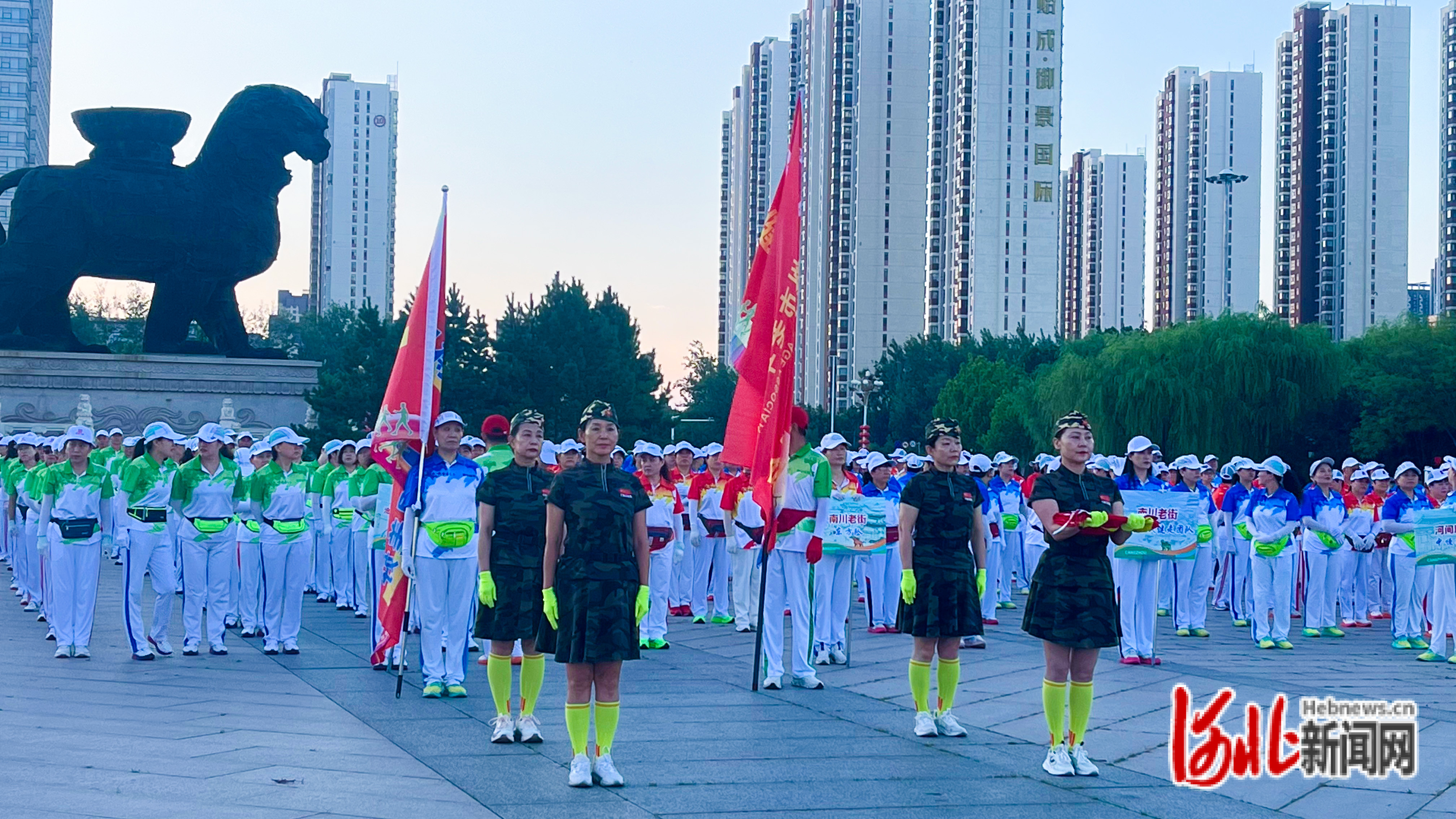 6月27日上午，千人健走健身展演活动在狮城公园举行。