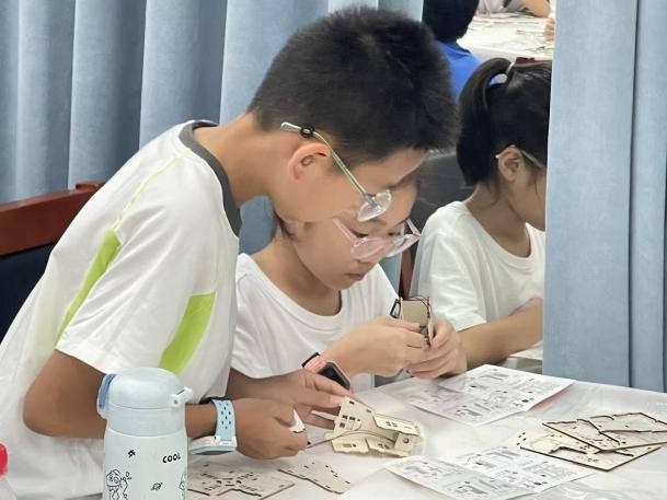玩转太阳能,自制小风车 臣田社区第三期“小小科学家”科普实践活动