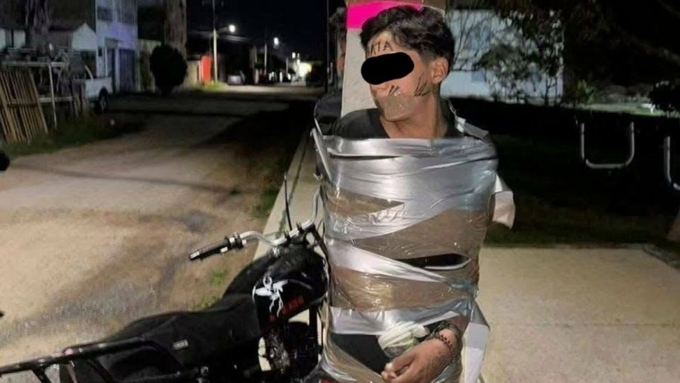 墨西哥“蝙蝠侠”横空出世！10天连抓5名摩托车贼，用胶带捆绑示众