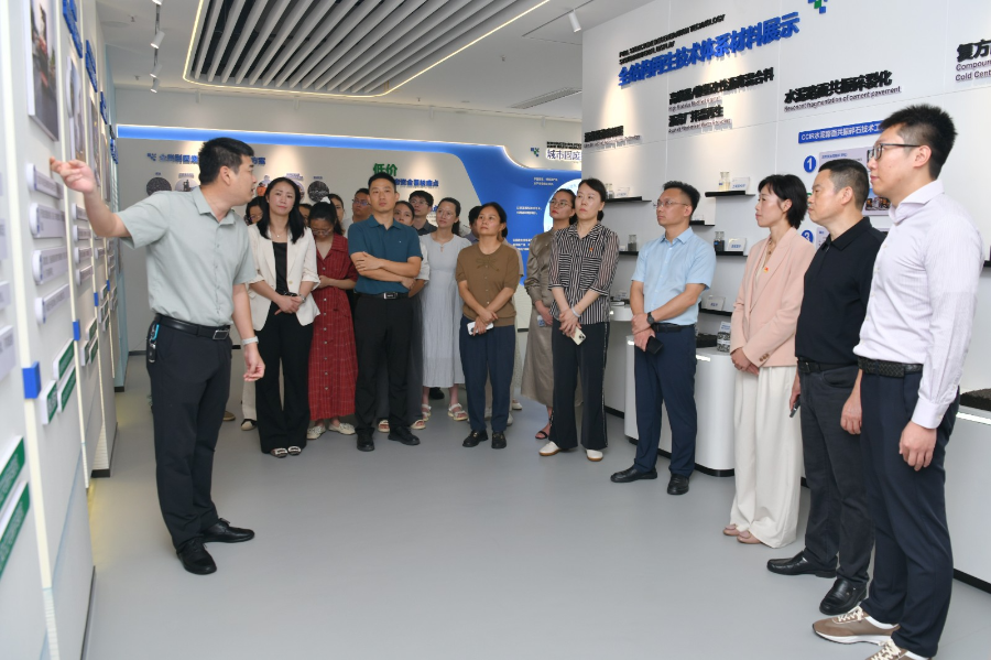 嘉宾在赣州国资科创平台——赣州城市资源再生利用技术有限责任公司参观。