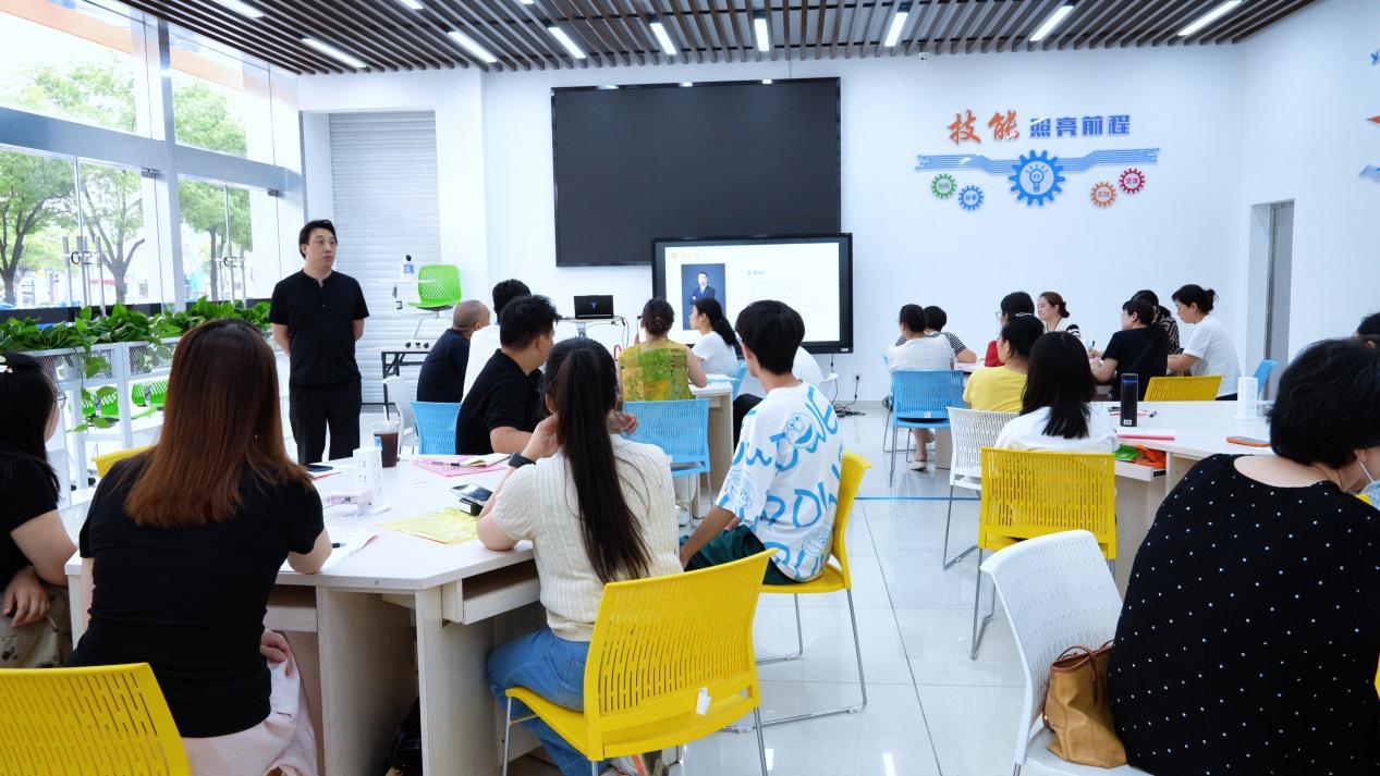 图为技能夜校授课现场。