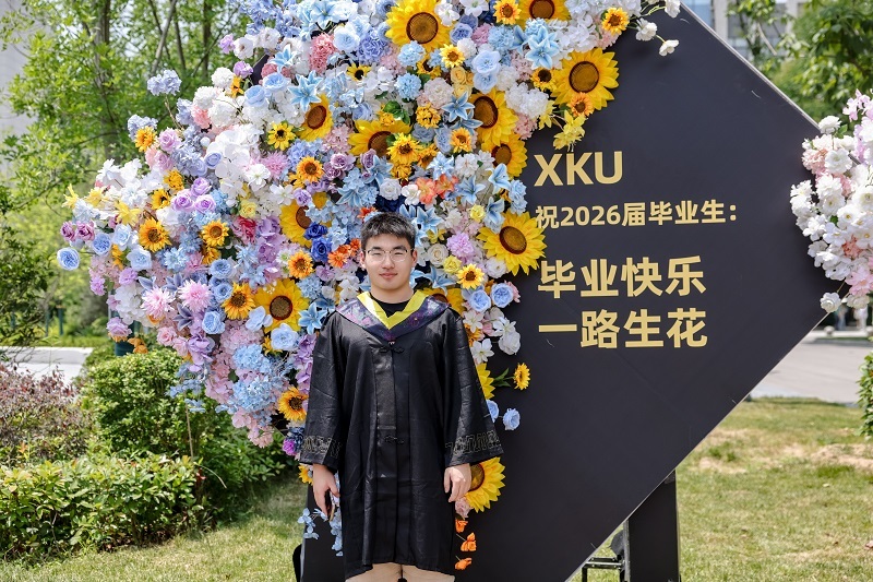(图十六)同学们在校园里合影留念