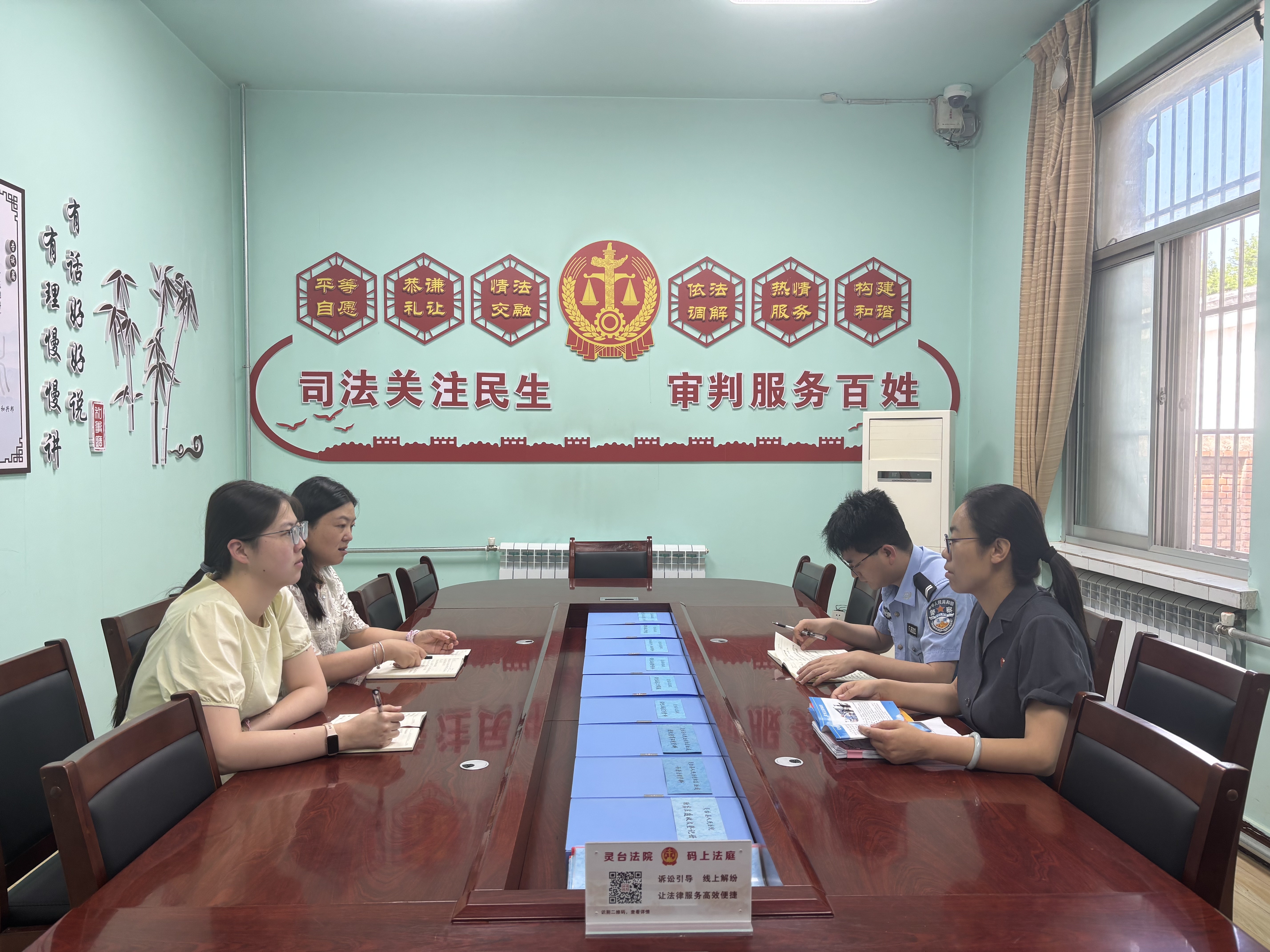 (图片为灵台县人民法院独店法庭工作人员办公)
