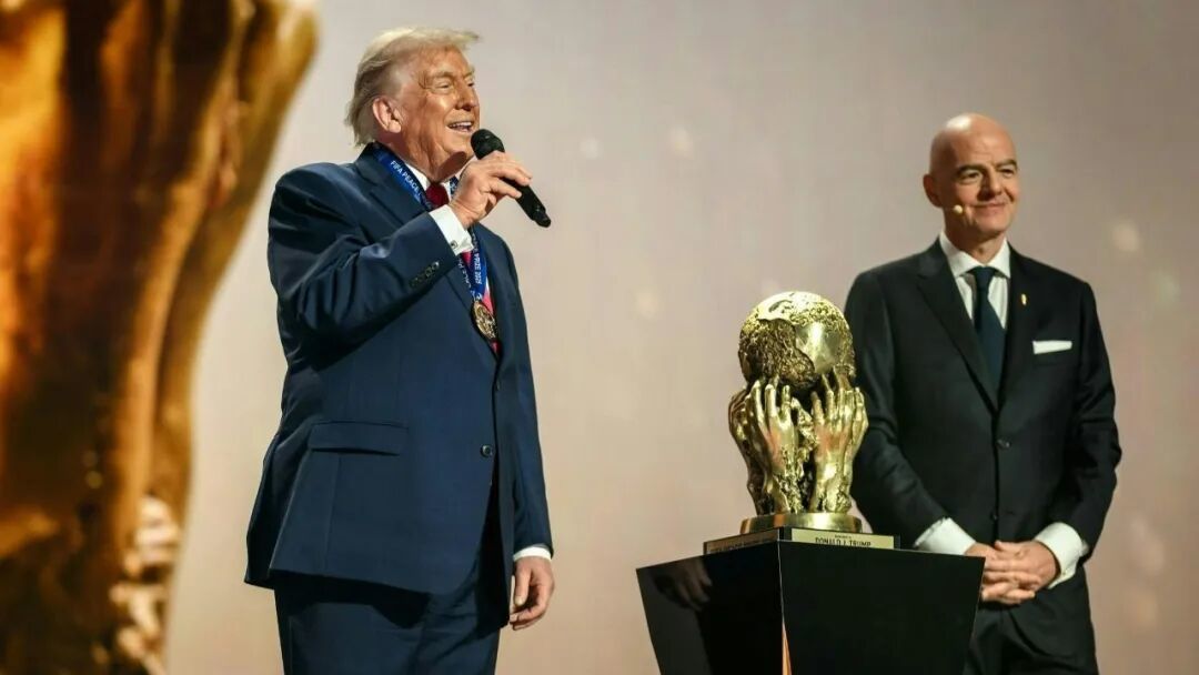 ▎美国总统特朗普12月6日出席2026年世界杯抽签仪式,获国际足协主席因凡蒂诺颁发的首届和平奖。图源：白宫