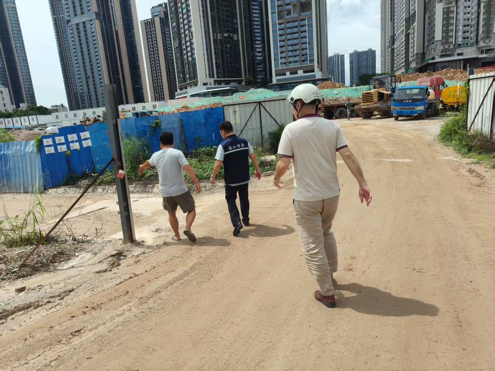 沙河街社区网格员快速处置旧改路段雨天积水难题 化解居民出行隐患
