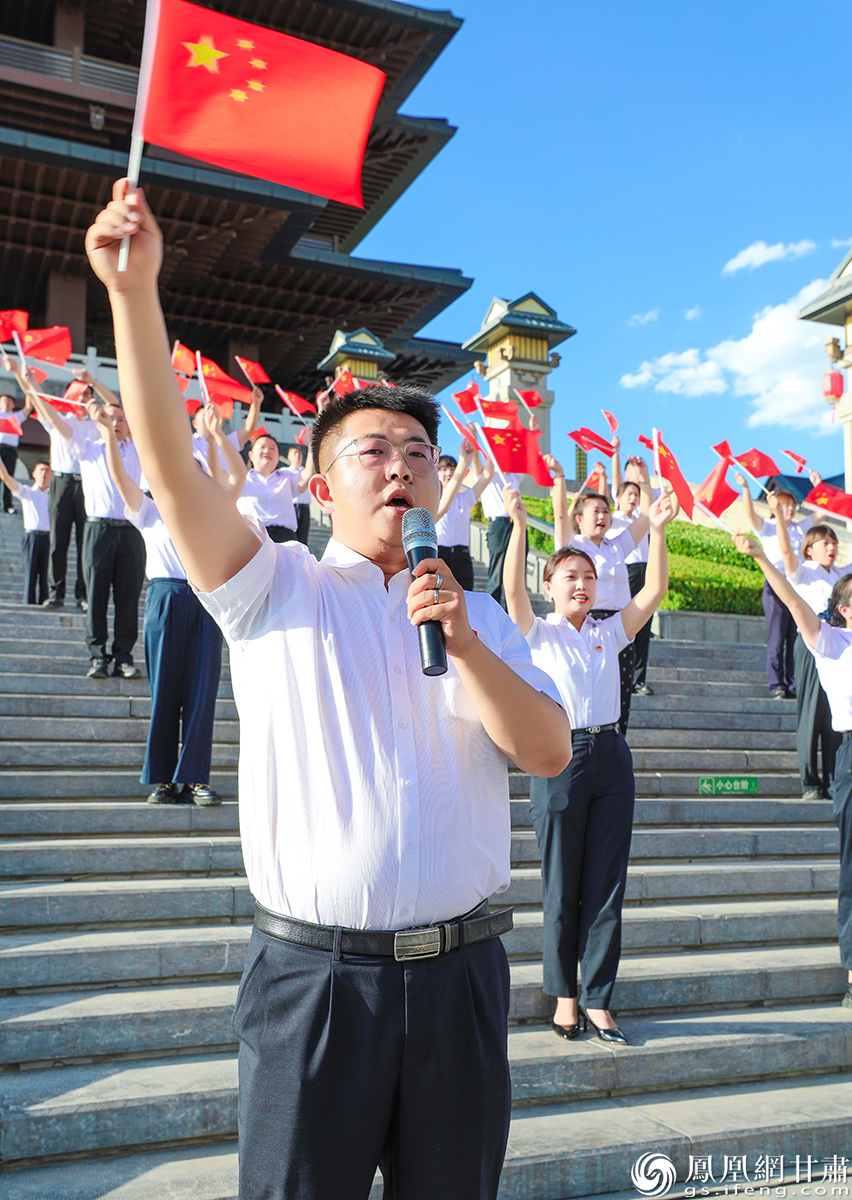 在黄河楼下齐唱《东方红》,回溯中国共产党伟大征程。兰州黄河生态控股集团供图