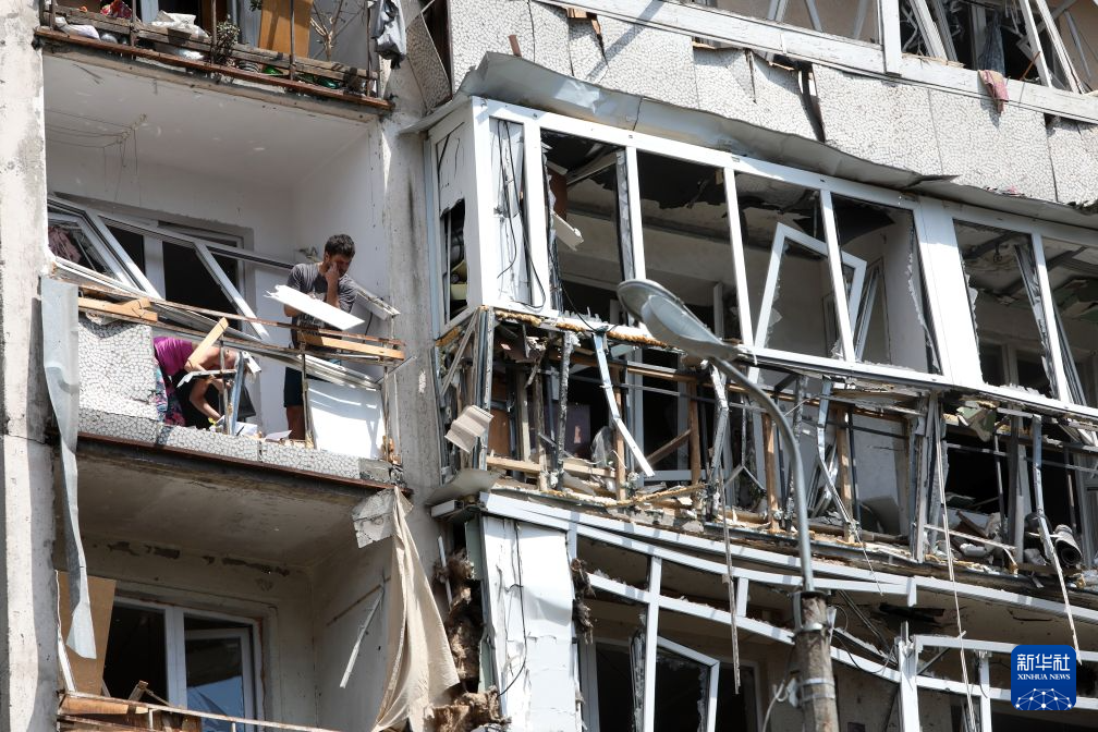 7月2日，在乌克兰基辅市佩切尔斯基区，居民拆除空袭中受损的窗户。新华社发（彼得&middot;德鲁克摄）