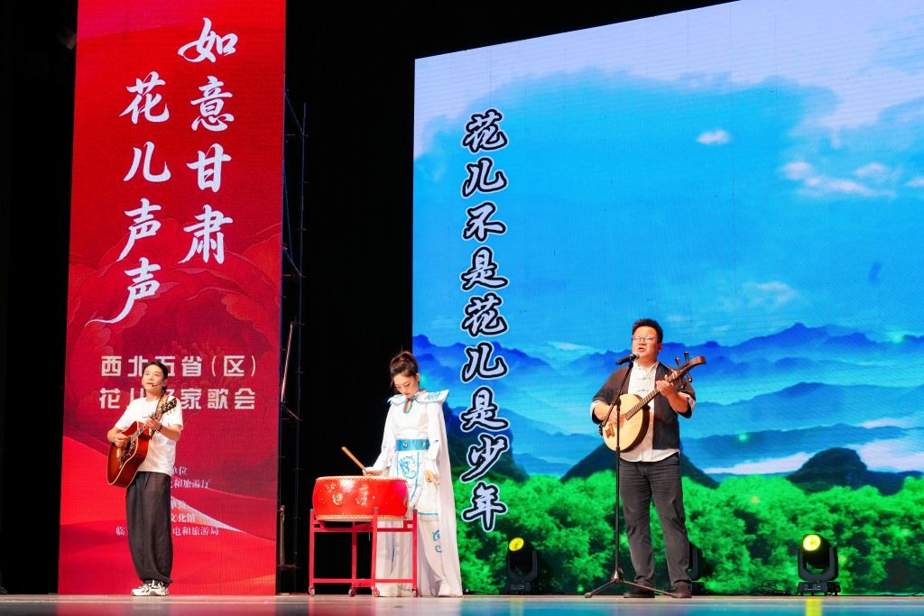 6月26日，在甘肃黄河剧院，歌手徐卓（右）和乐队演唱歌曲《不唱花儿心不甘》。新华社记者　郎兵兵　摄