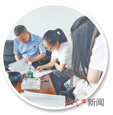 周兰玲(中)听取企业诉求。