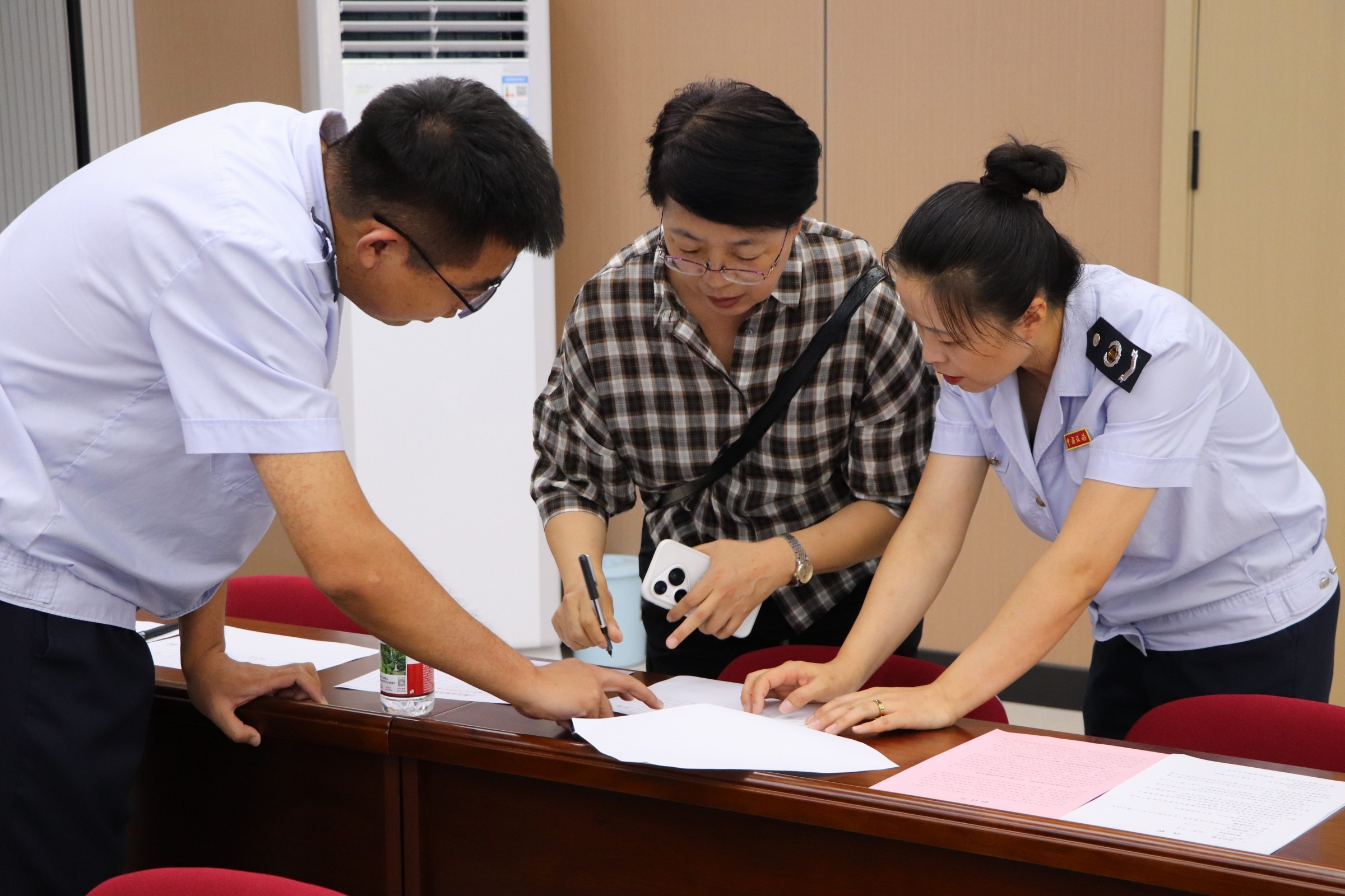 参加活动的企业代表报道