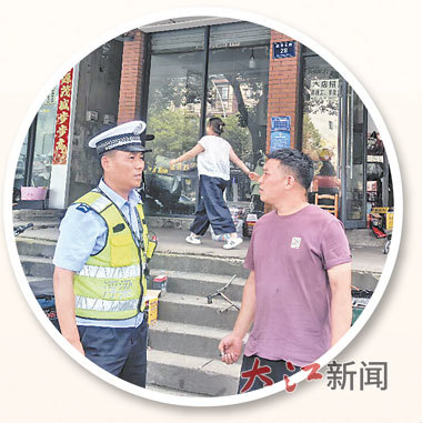 方斌(左)走访商户。